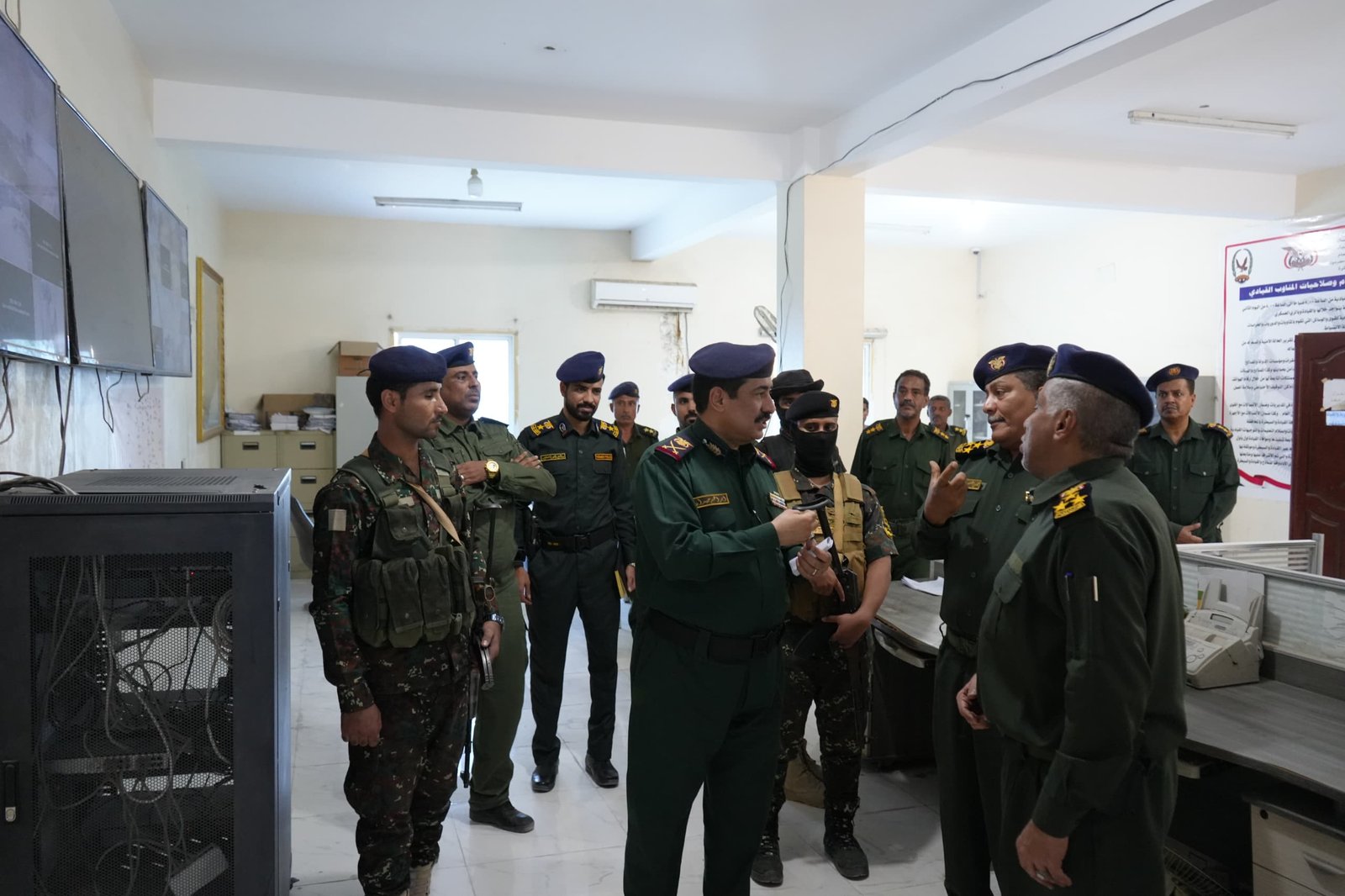 وزير الداخلية يترأس لقاءاً  لقادة شرطة ساحل حضرموت ويدشّن نظام الاتصالات للقيادة والسيطرة Image