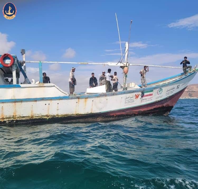خفر السواحل في شبوة يضبط قارباً أجنبياً في بئر علي ويتحفظ عليه Image