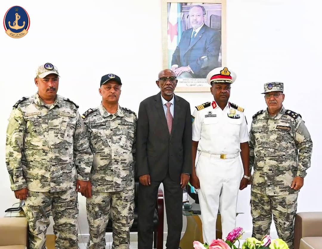 رئيس مصلحة خفر السواحل اليمنية يلتقي  وزير البنية التحتية والمعدات في جمهورية جيبوتي  Image