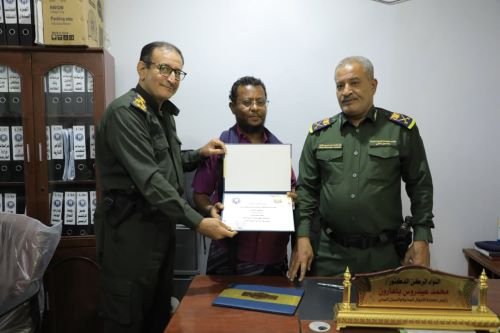 رئاسة مصلحة الأحوال المدنية  تكرم قائد نقطة مصنع الحديد لضبطه وثائق مزورة Image