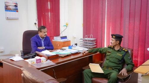 المحافظ بن الوزير يطلع على نشاط فرع الأحوال المدنية ومستوى الإنجاز في مشروع توسعة مبنى الفرع بالمحافظة. Image