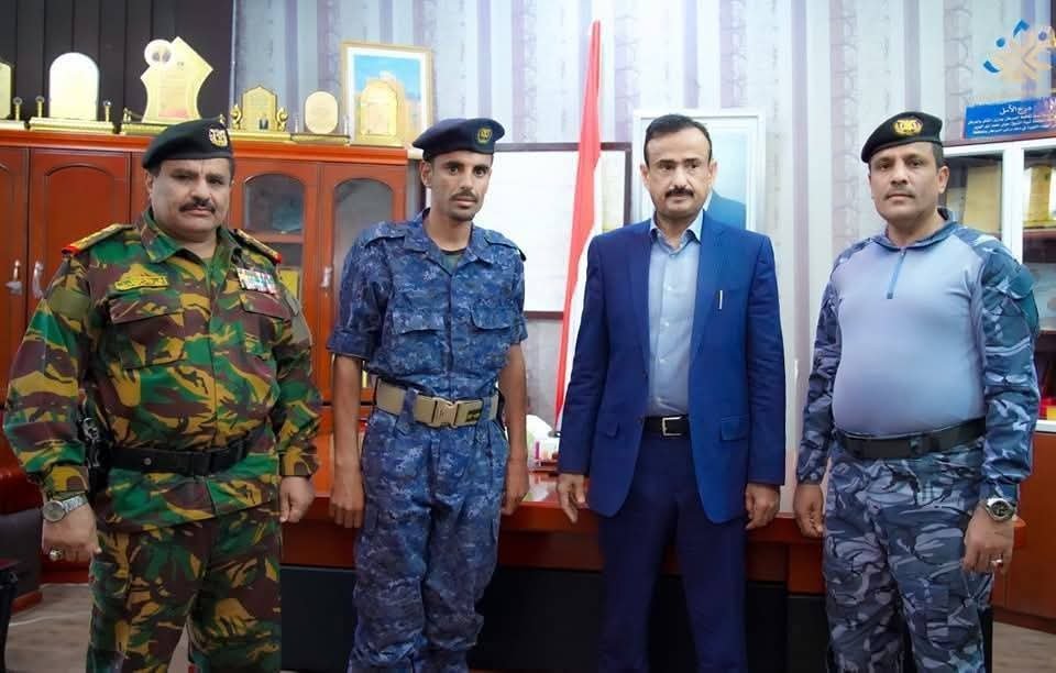 محافظ شبوة يكرم الجندي سعيد الدياني نظير أمانته  Image