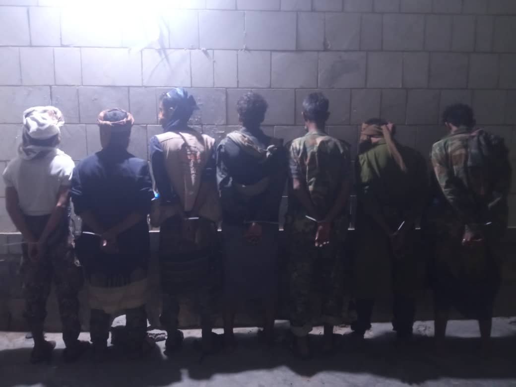 أمن أبين يضبط قائد نقطة وعدداً من أفراده تورطوا في ابتزاز سائق مصري على الخط الدولي Image