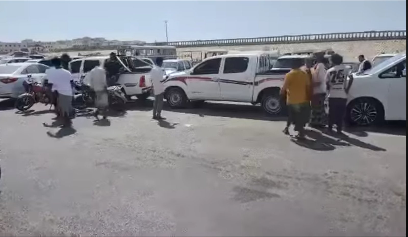 سرعة واهمال سائق مركبة يتسبب بحادث تصادم لخمس سيارات في المكلا  Image