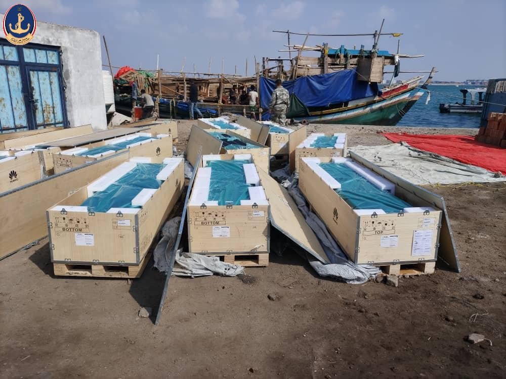 خفر السواحل يضبط سفينتين قادمتين من جيبوتي ويحتجز معدات اتصالات حديثة كانت مخفية على متنها Image