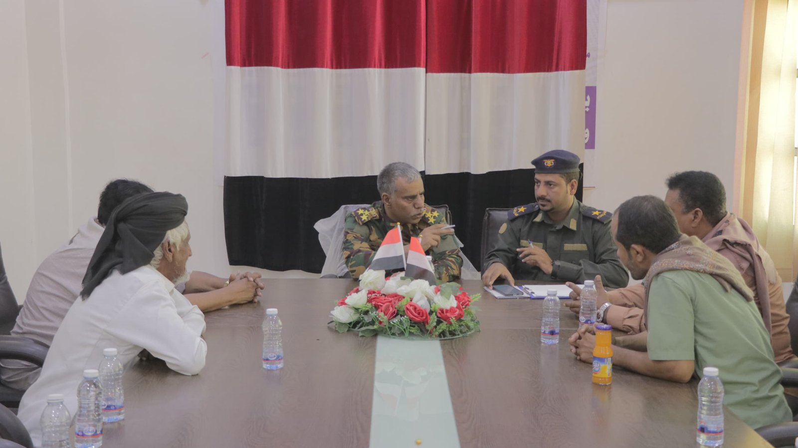 مدير أمن المهرة يبحث مع عُقّال الحارات سُبل تعزيز التنسيق وآلية حصر بيانات الساكنين Image