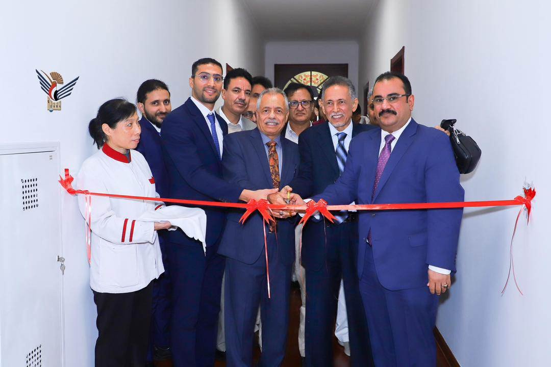 وكيل وزارة الخارجية يدشّن المركز الآلي لإصدار الجوازات في سفارة اليمن بالصين  Image