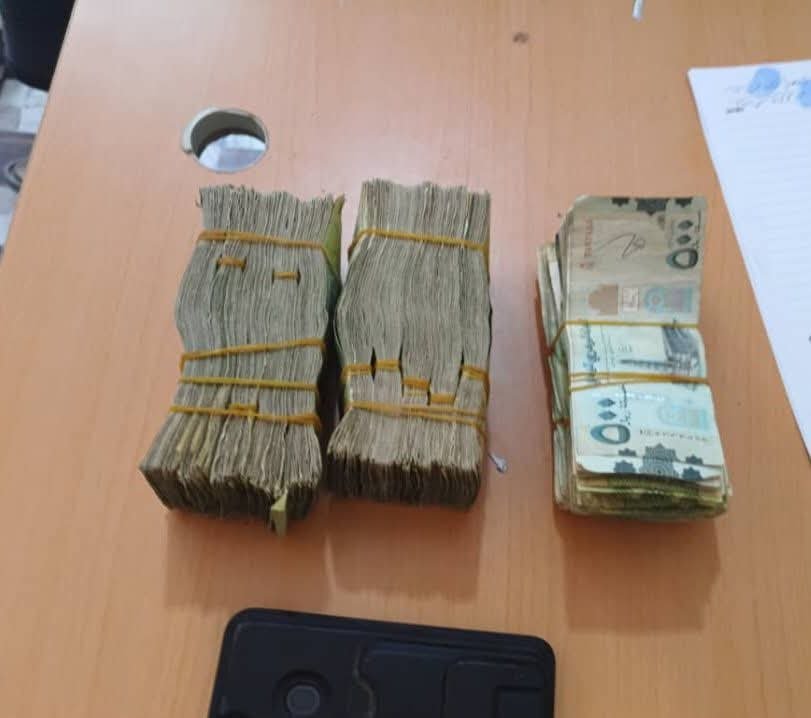 الأجهزة الأمنية بالشحر تضبط متهمين بسرقة مبلغ مالي من إحدى العُزَب السكنية Image