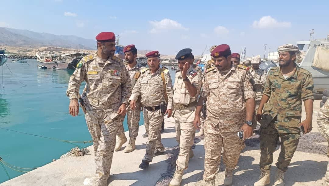 قائد محور الغيضة يتفقد القوات العسكرية في ميناء نشطون  Image