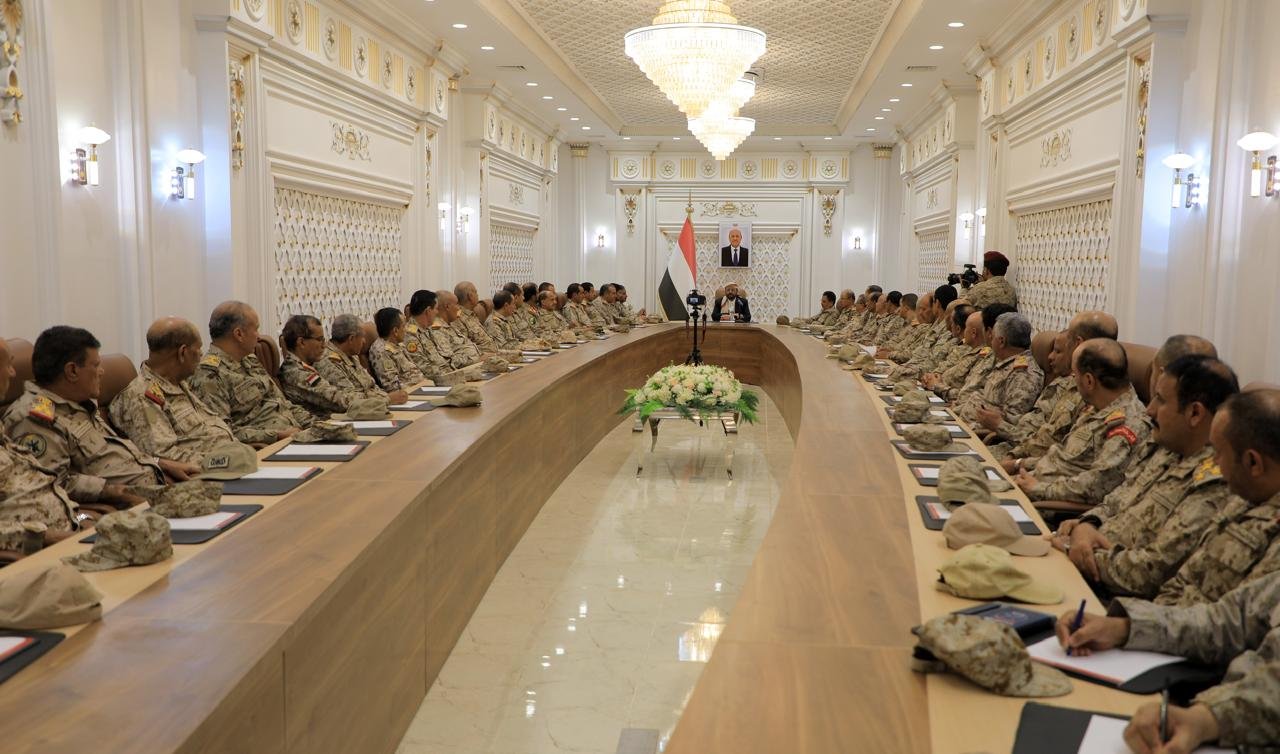 عضو مجلس القيادة العرادة يترأس اجتماعاً موسعاً للقيادات العسكرية في مأرب Image