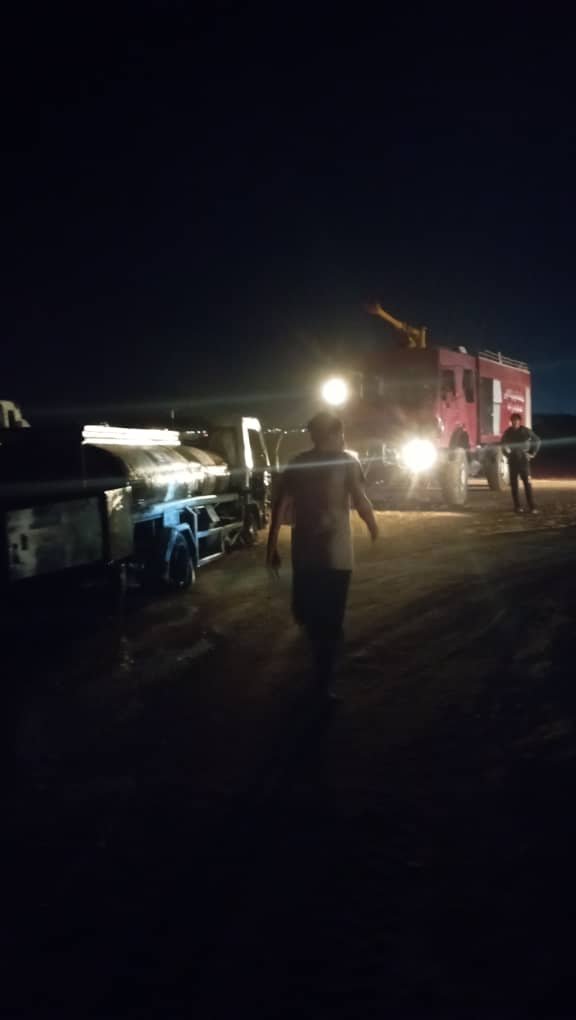 فرق الإطفاء تسيطر على حريق نُشب بسيارة نقل محروقات بمطار عتق الدولي دون وقوع إصابات . Image