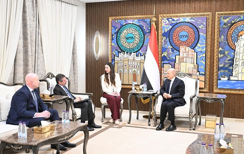 الرئيس العليمي يؤكد الالتزام الصارم بإنفاذ القرارات السيادية ويحذر من تداعيات التمرد على أمن اليمن والمنطقة Image