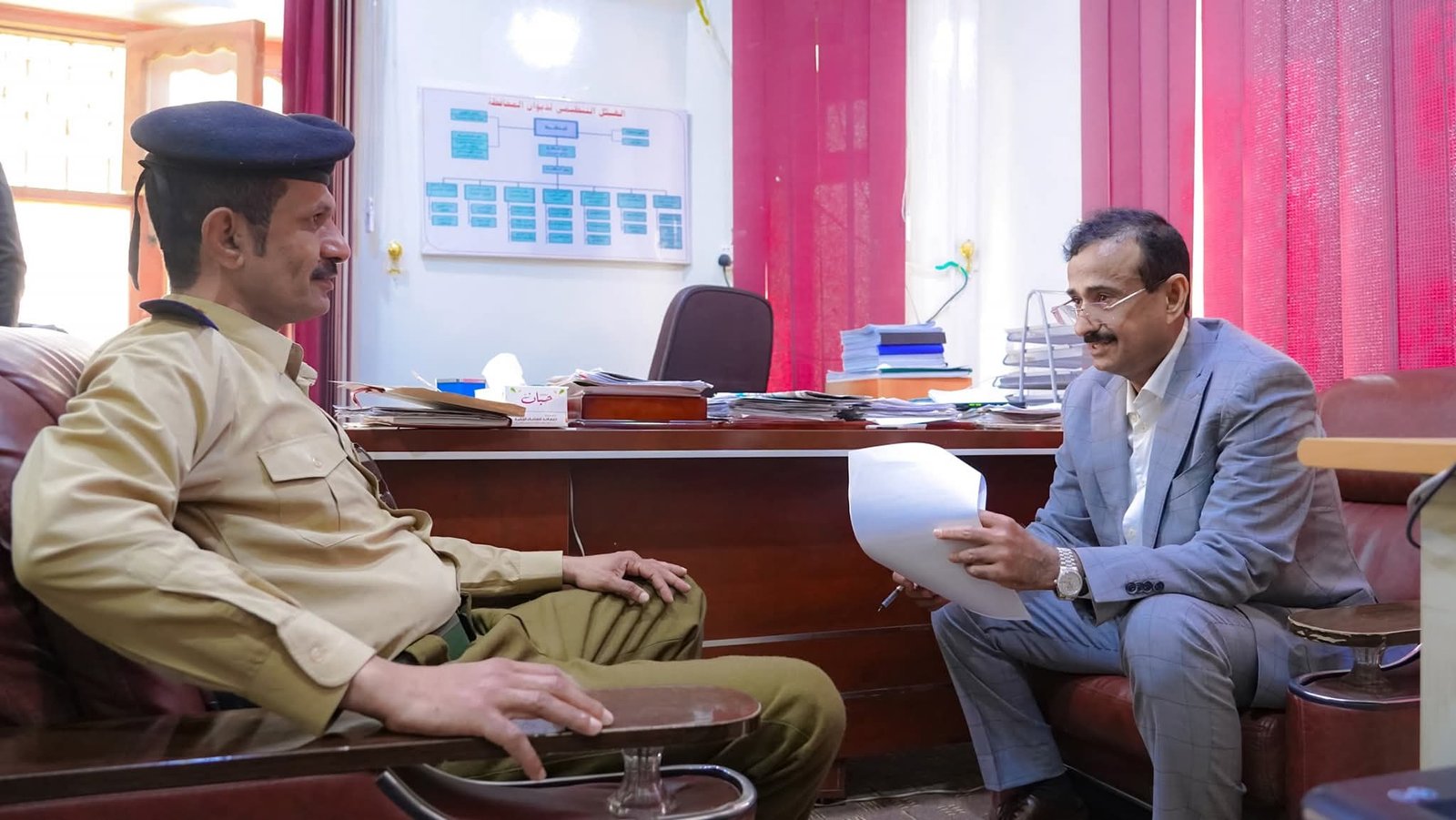 المحافظ بن الوزير يطّلع على نشاط فرع مصلحة الأحوال المدنية ويؤكد على رفع مستوى الخدمات المقدمة للمواطنين.  Image