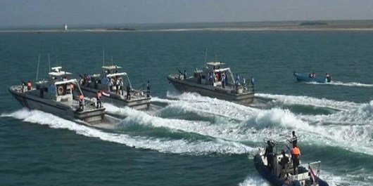 خفر السواحل يضبط قاربًا مشبوهاً في ميناء الشحر بمحافظة حضرموت Image