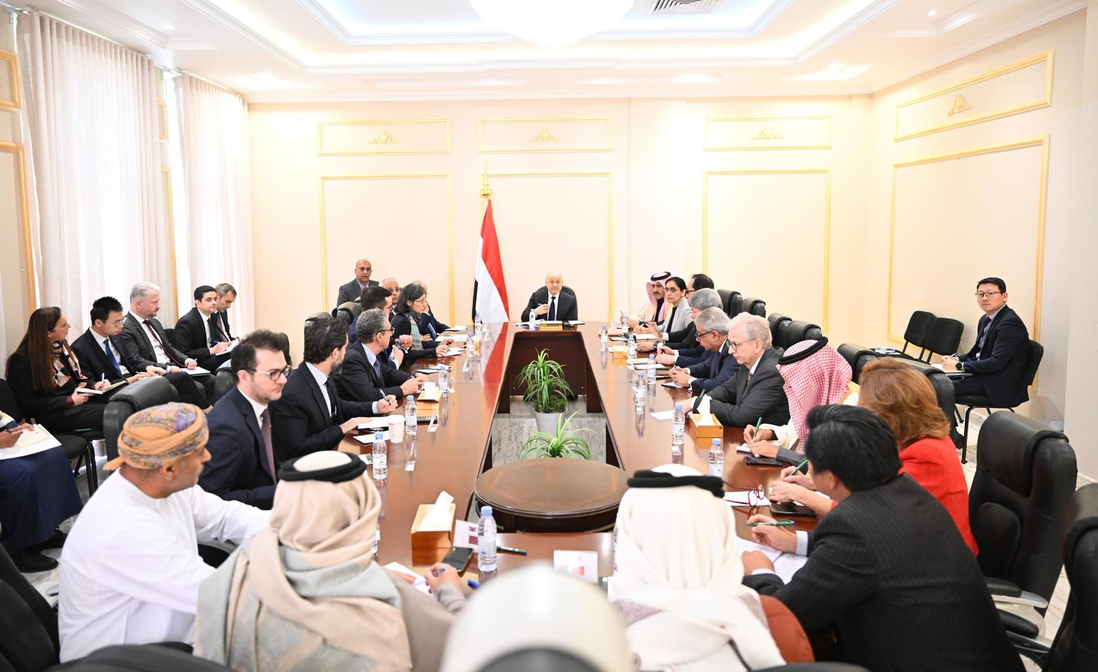 رئيس مجلس القيادة ما يتحقق على الأرض واعد و يدحض مزاعم الفراغ والسيناريوهات الاسوأ Image