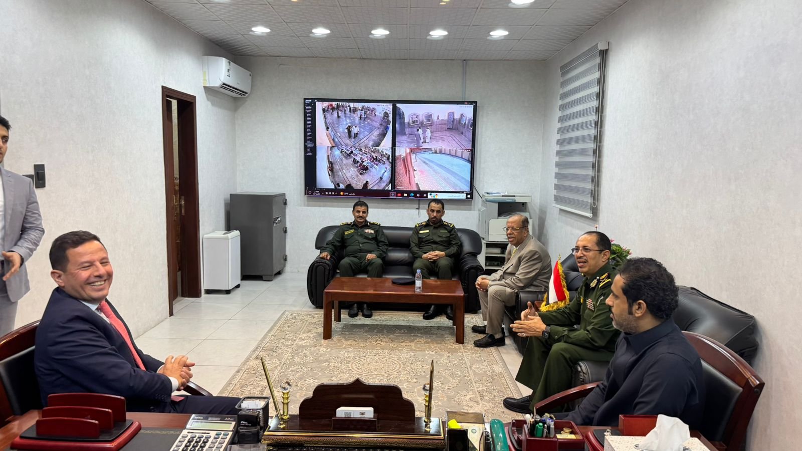 إجراء عملية الاستلام والتسليم بين رئيس مصلحة الهجرة والجوازات والجنسية الخلف اللواء عمير والسلف اللواء الرملي Image