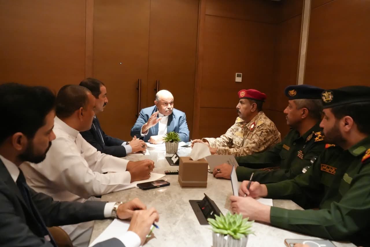 عضو مجلس القيادة محافظ حضرموت يترأس اجتماعا أمنيا وعسكريا بحضور وزير الداخلية وقيادات أمنية وعسكرية  Image