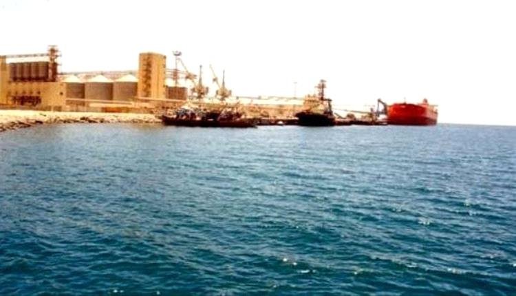 مصرع 4 بحارة وإصابة آخرين جراء انفجار لغم بحري بسفينة قرب ميناء الصليف Image