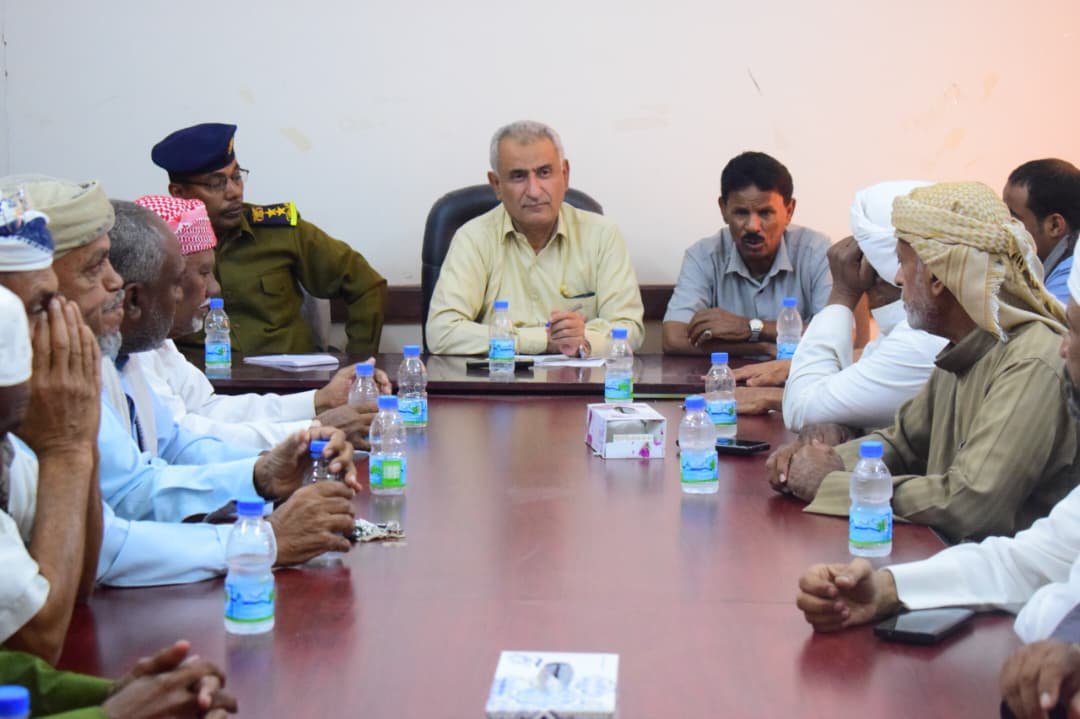 مكتب شؤون الأحياء المجتمعية بشرطة الوادي والصحراء يعقد اجتماعاً موسعاً مع عقال أحياء سيئون Image