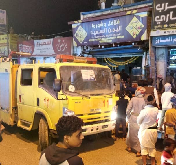 الدفاع المدني بشرطة مأرب يخمد حريقا في أحد المحلات التجارية Image