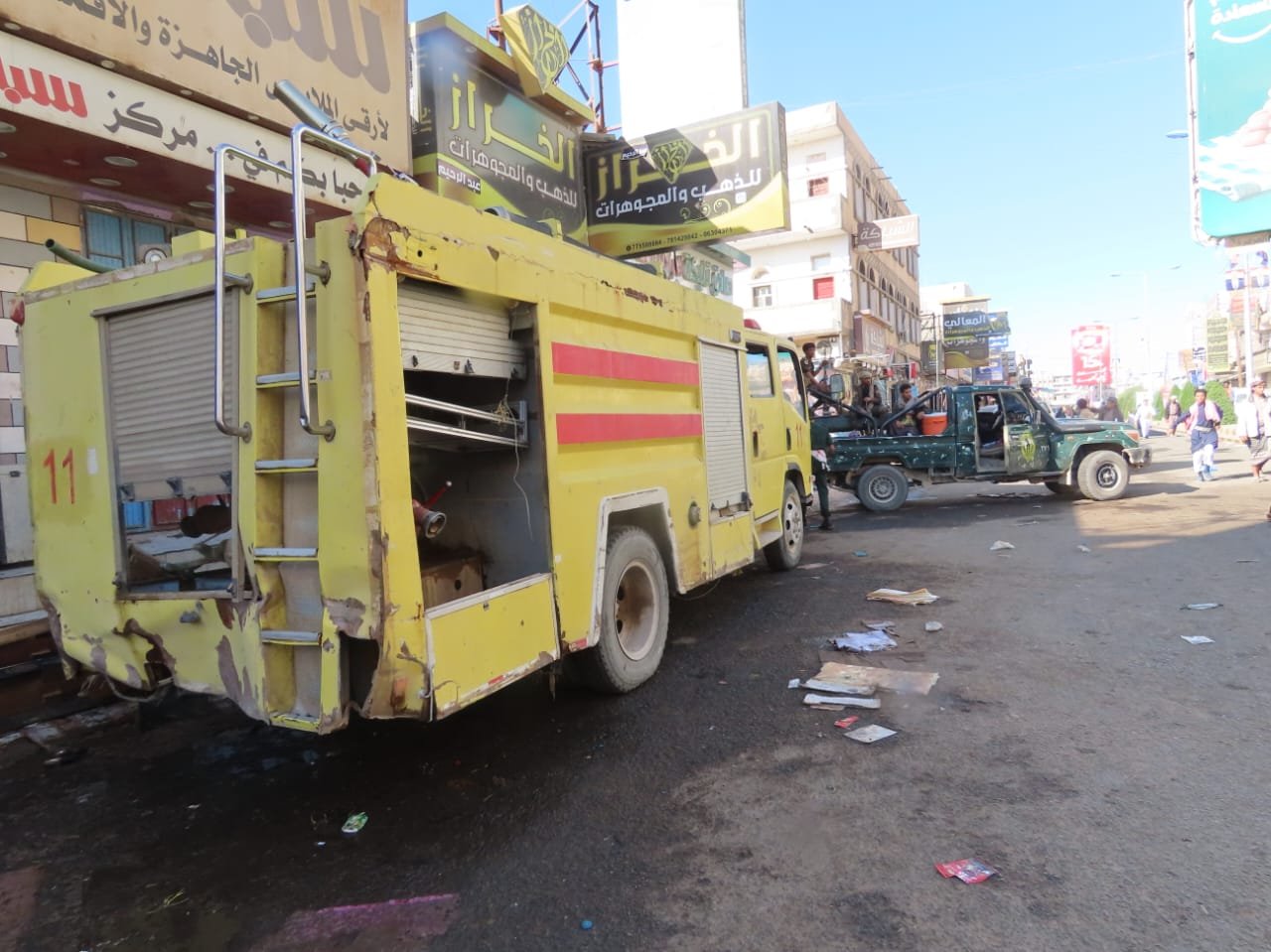 الدفاع المدني مسنودًا بقوات  أمنية بشرطة مأرب يخمد حريقًا في عدد من المحلات التجارية بمأرب Image