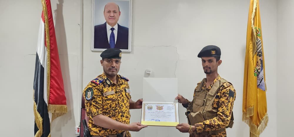 دومان يكرم الجندي ياسين برهان الذي خاطر بنفسه أثناء أداء واجبه في إطفاء حريق المحلات التجارية بمأرب Image