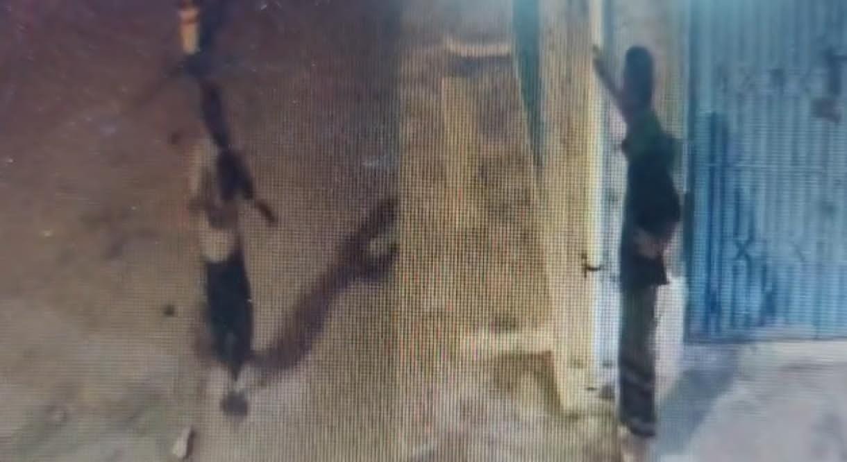 شرطة ساحل حضرموت تضبط متهمين يقومان بعملية النشل من المواطنين. Image