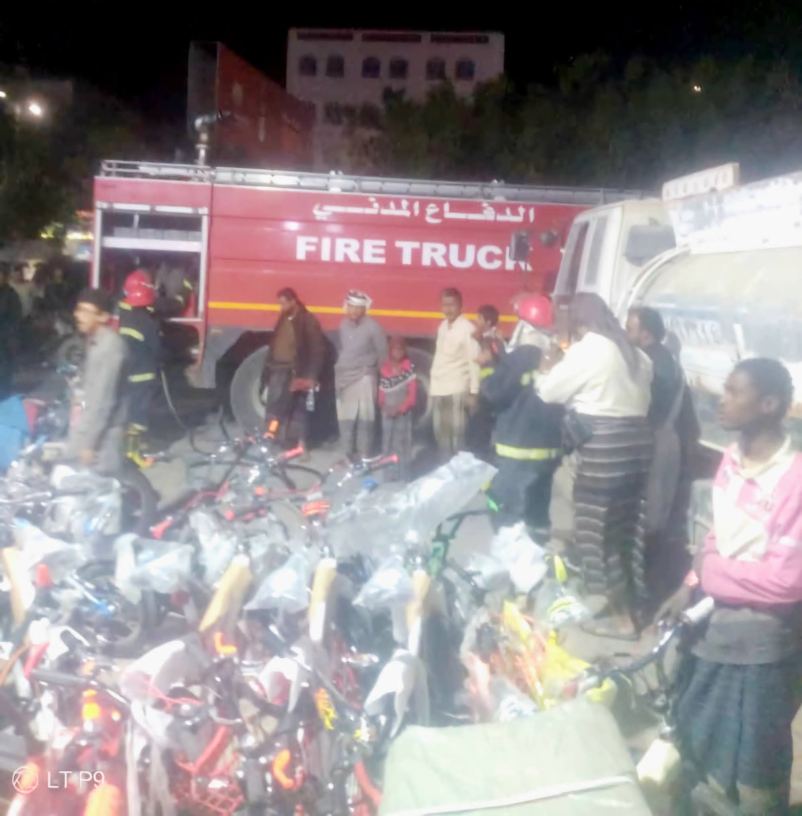 الدفاع المدني بشبوة يسيطر على حريقين خلال ليلة واحدة بمدينة عتق ويحذر من مخاطر الألعاب النارية Image