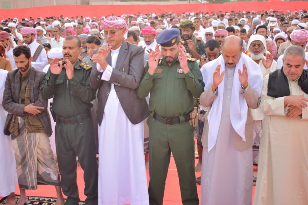 مدير عام الأمن والشرطة بوادي حضرموت يتفقد الوحدات الأمنية ويهنئهم بعيد الفطر المبارك Image