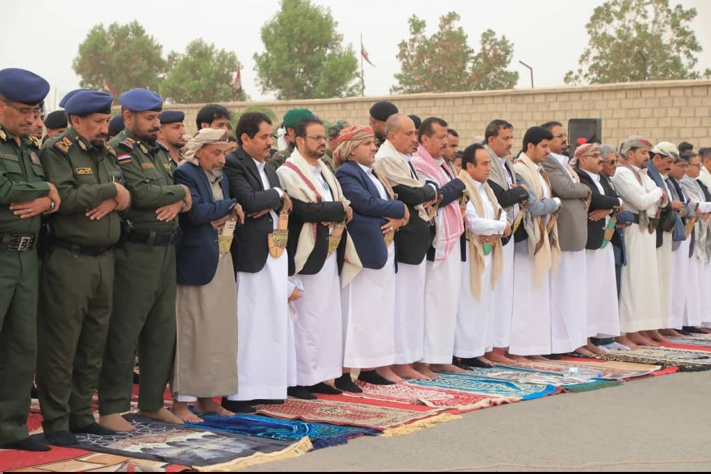 نائب رئيس مجلس الشورى يؤدي صلاة عيد الفطر مع جموع المصلين بمدينة مأرب Image