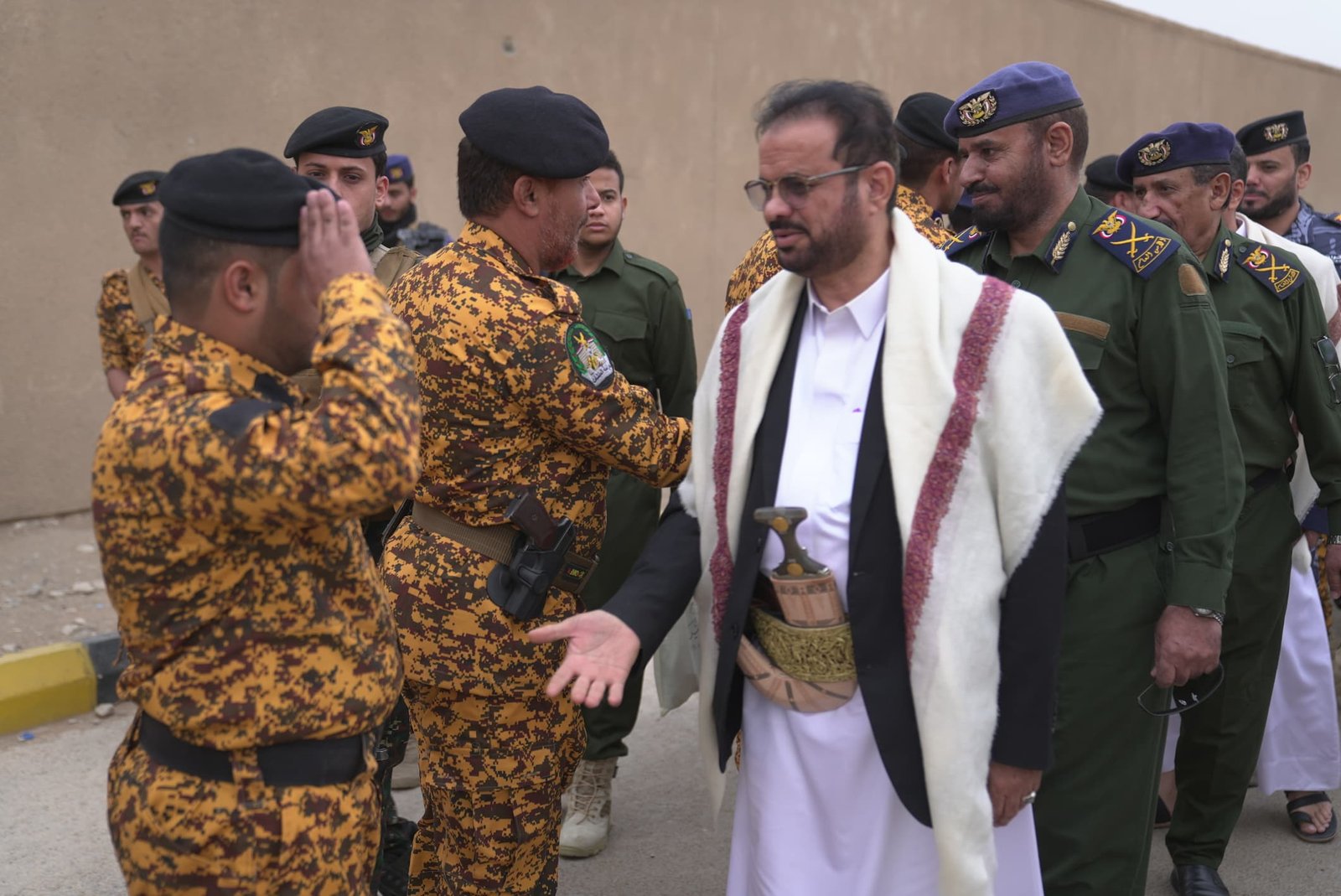 قيادات وزارة الداخلية تشارك منتسبي الوحدات الأمنية بمأرب فرحة عيد الفطر  Image