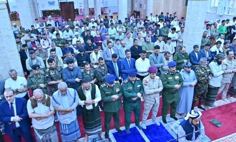 وزير الداخلية يؤدي صلاة العيد مع عدد من الوزراء والمسؤولين في العاصمة المؤقتة عدن Image