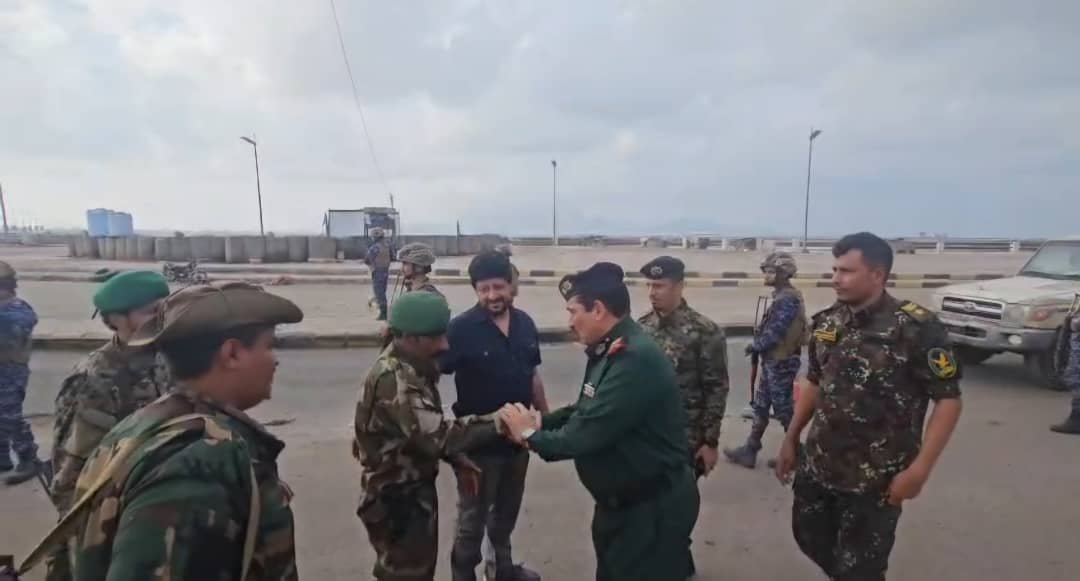 وزير الداخلية يتفقد عدداً من النقاط الأمنية في العاصمة المؤقتة عدن ويهنئ منتسبيها بعيد الفطر Image