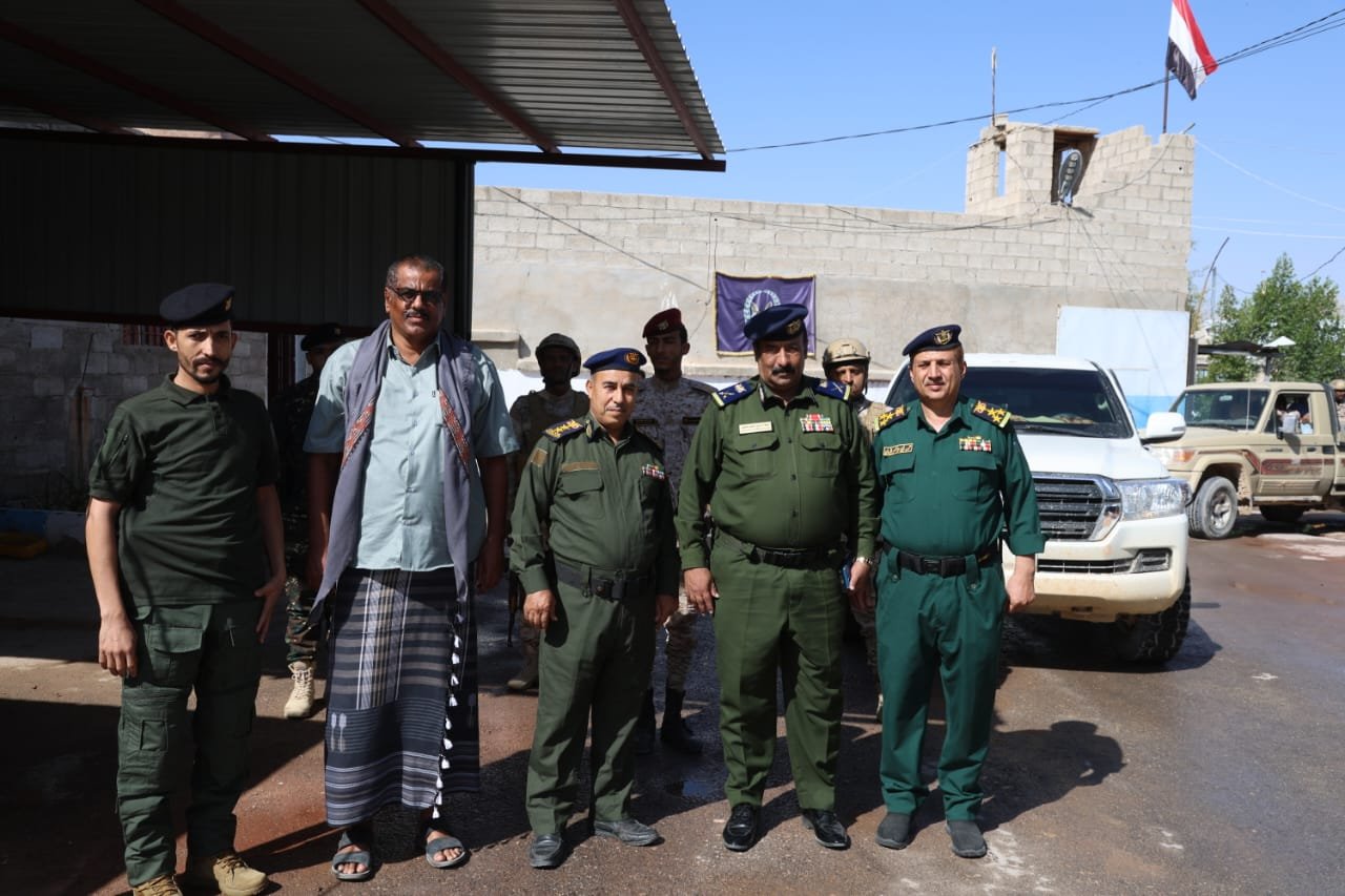 وكيل وزارة الداخلية اللواء عاطف يطّلع على سير العمل بالإدارة العامة للقيادة والسيطرة  Image