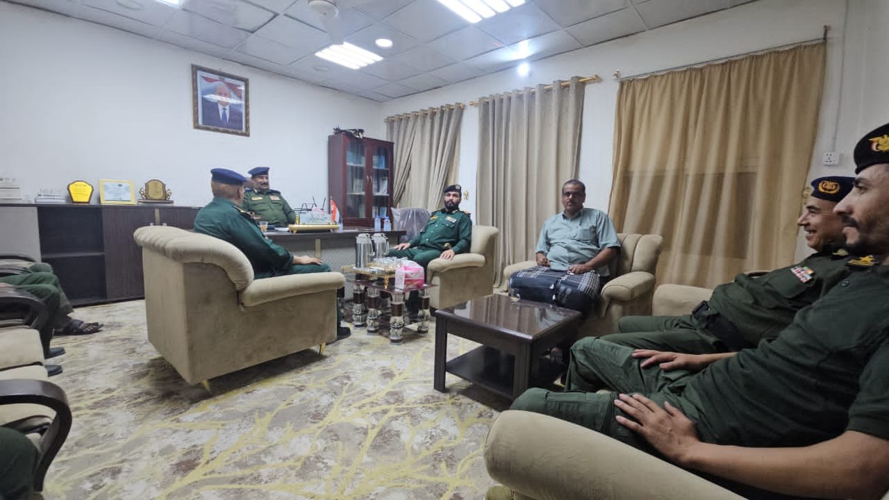 وكيل وزارة الداخلية يطّلع على مستوى الأداء والانضباط بأمن وادي وصحراء حضرموت ويترأس اجتماعاً لتنظيم الموارد البشرية Image