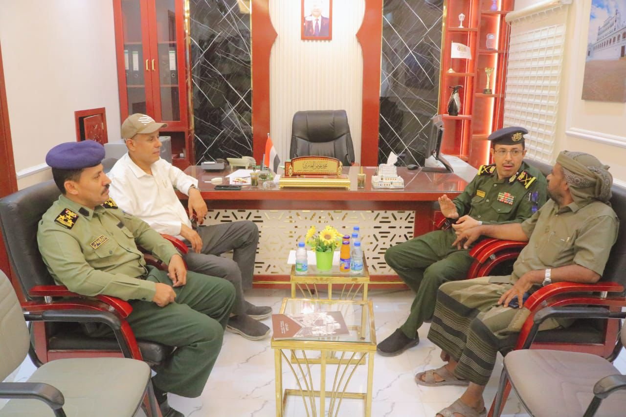 وكيل وزارة الداخلية سبل تعزيز التنسيق الأمني وجوانب تطوير الخدمات المدنية.مع مدير عام سيئون Image