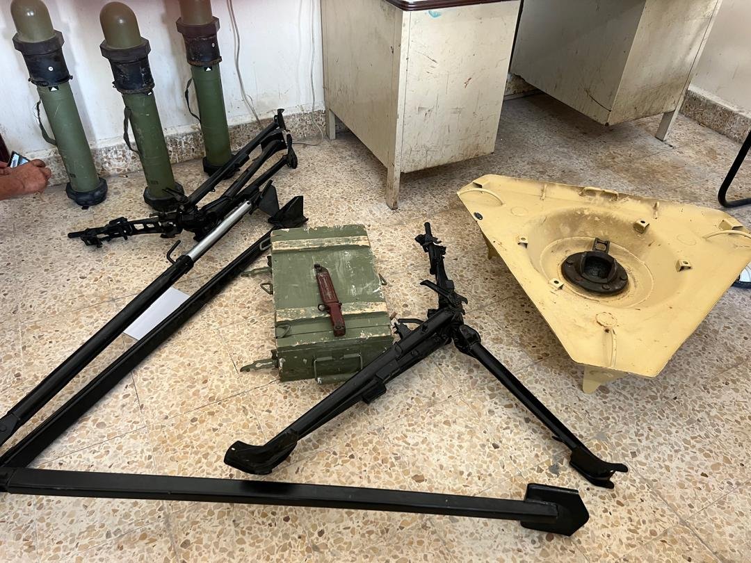 شرطة المكلا بمساندة الجيش تضبط قواعد للسلاح الثقيل Image