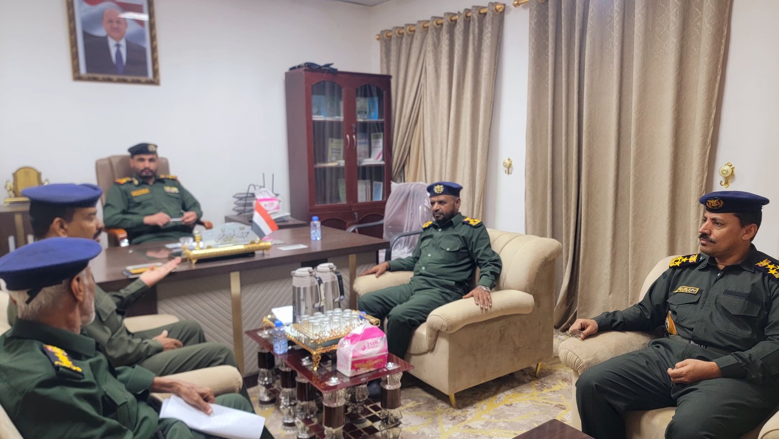 مدير عام الأمن والشرطة بحضرموت الوادي والصحراء يناقش تطوير خدمات الأحوال المدنية والهجرة والجوازات Image
