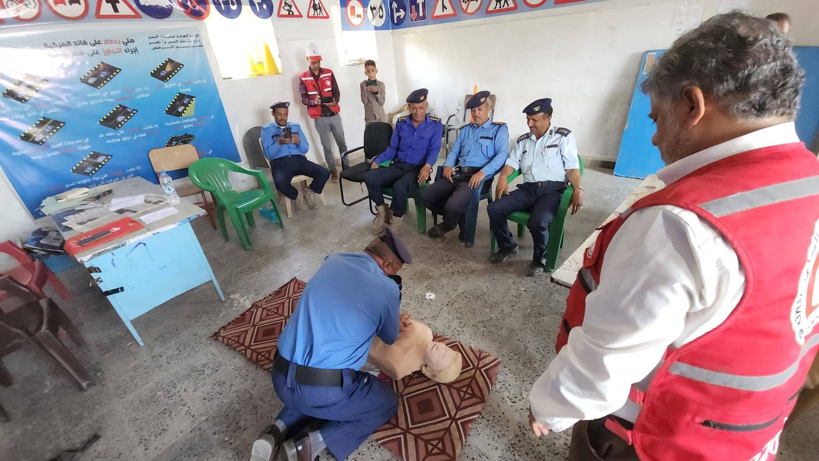 شرطة السير بتعز تدشن دورة إسعافات أولية بالتعاون مع الهلال الأحمر  Image