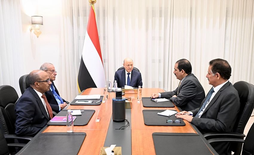 رئيس مجلس القيادة يرأس اجتماعا مصغرا للحكومة   Image
