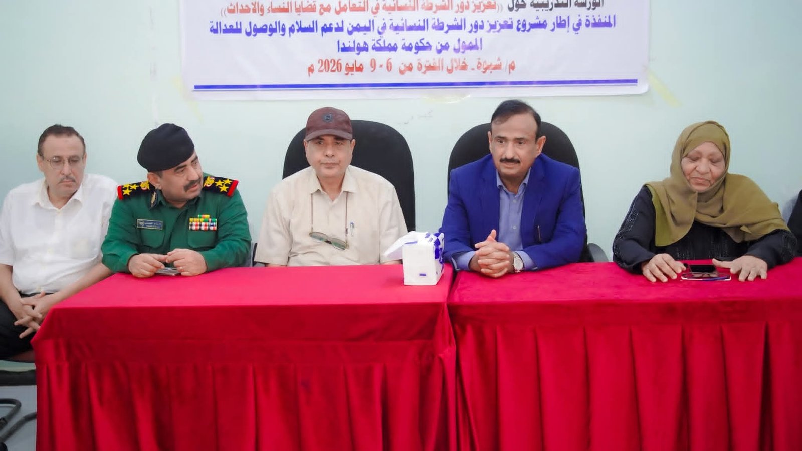 محافظ شبوة يدشّن دورة تدريبية لتعزيز دور الشرطة النسائية في التعامل مع قضايا النساء والأحداث Image