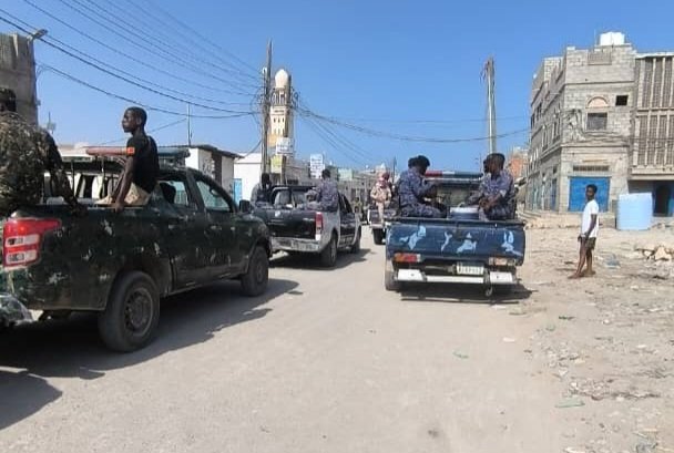 حملة أمنية لشرطة المكلا  تضبط مطلوبين ومعامل خمور ومسروقات Image