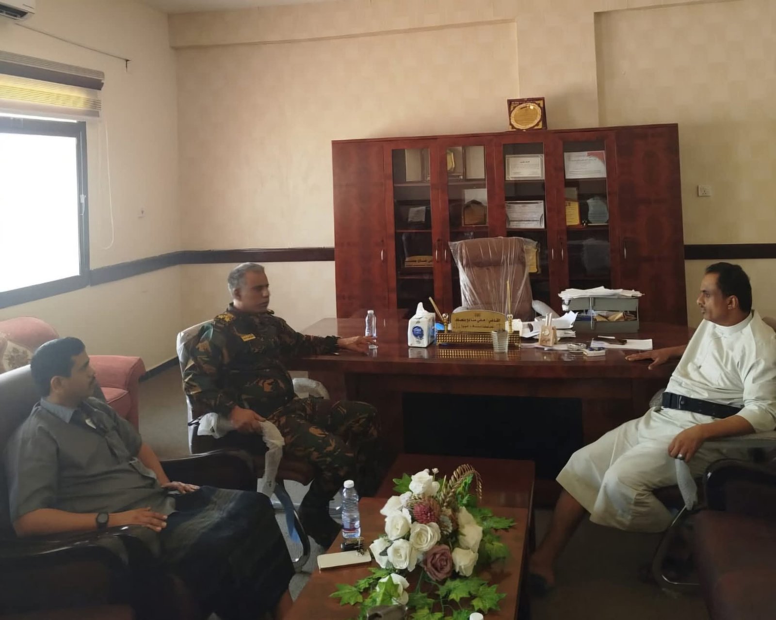 مدير شرطة المهرة يناقش مع إدارات البحث الجنائي ومكافحة المخدرات وأمن الغيضة القضايا الأمنية Image