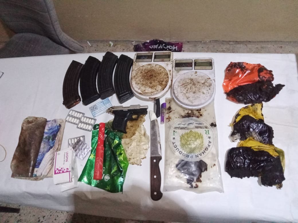 مكافحة المخدرات بساحل حضرموت تضبط أكثر من كيلوغرام من الحشيش وأسلحة بحوزة مروج في المكلا Image