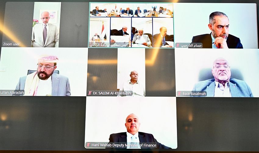 الرئيس العليمي يرأس اجتماعا حكوميا مصغرا لدعم جهود التعافي وانتظام الرواتب وامدادات الخدمات Image