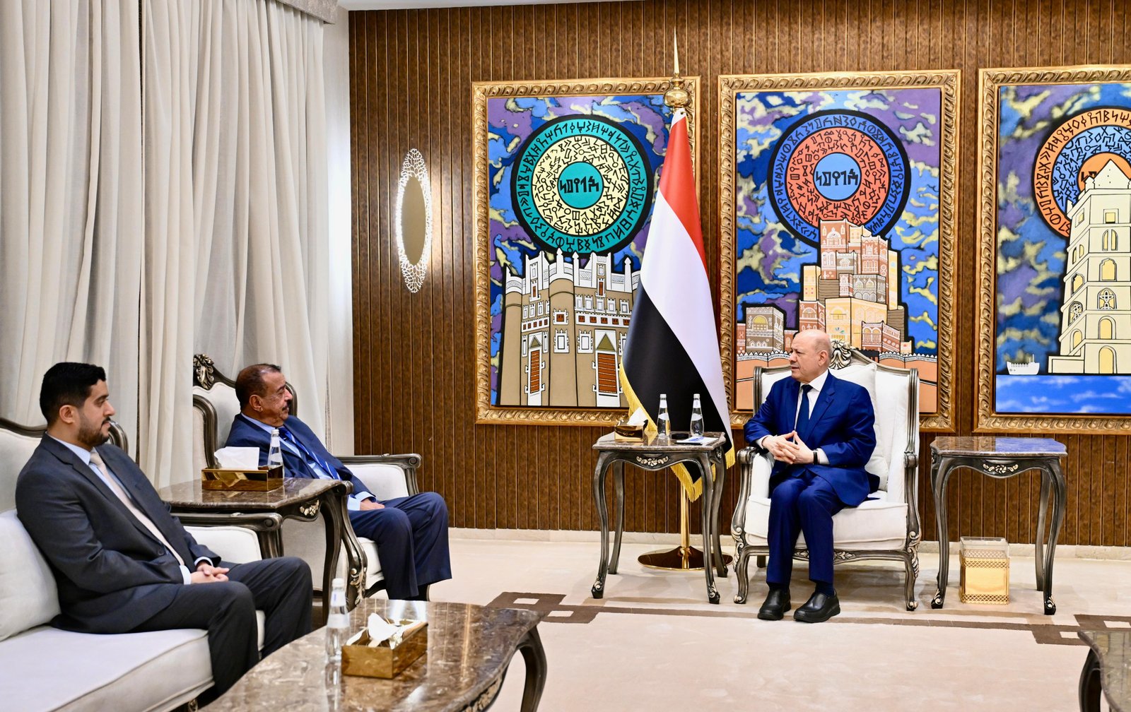 رئيس مجلس القيادة يلتقي اسرة الفقيد محمد سعيد بن بريك   Image