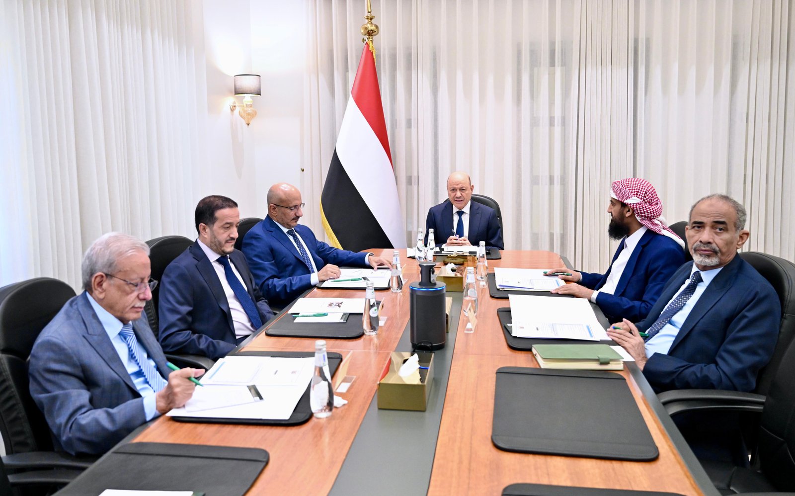 مجلس القيادة الرئاسي يستعرض مستجدات الأوضاع ويشدد على تسريع الإصلاحات وحماية المكتسبات الوطنية Image