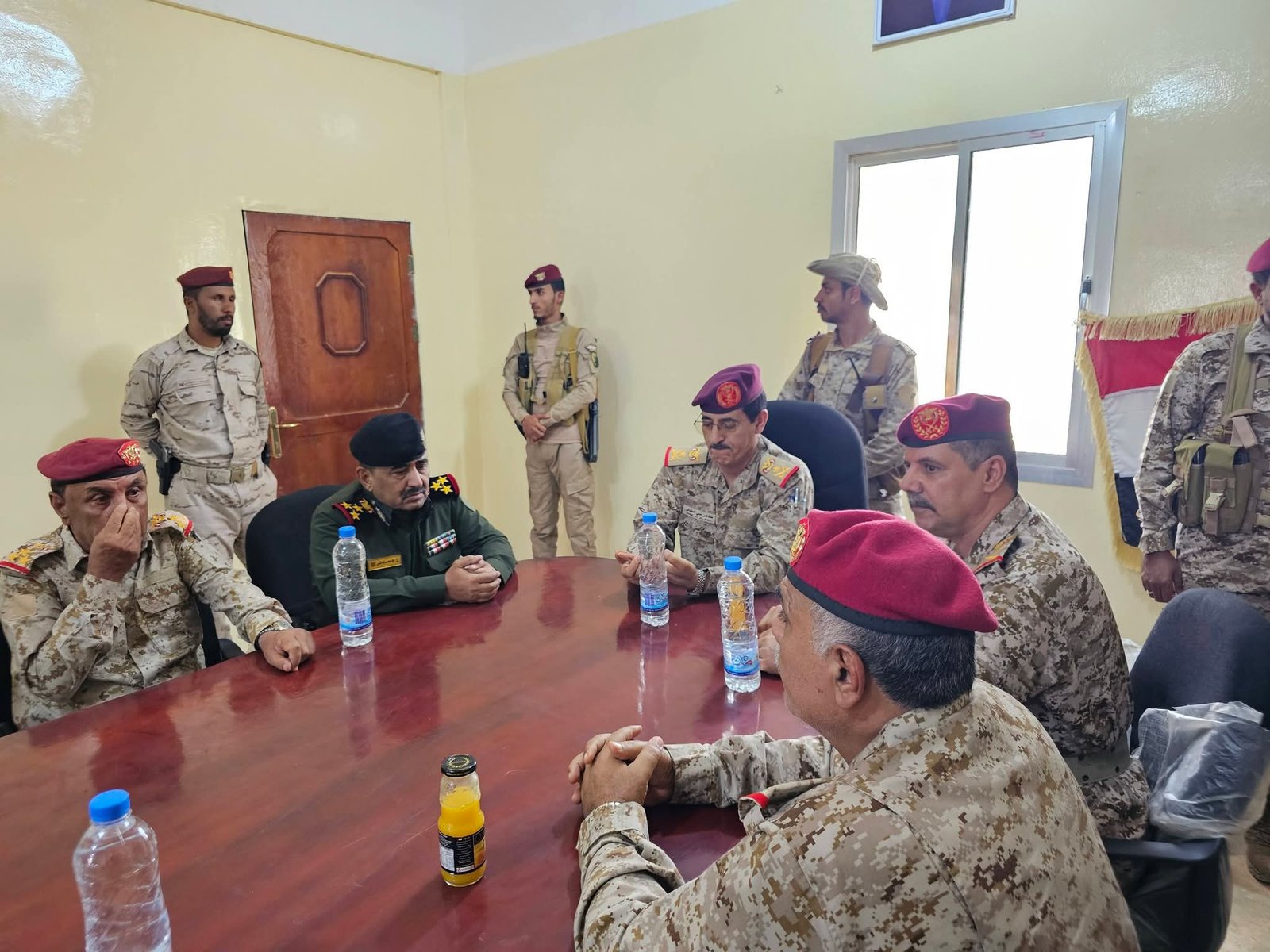 وزير الدفاع يتفقد محور عتق ويشيد بالتكامل بين التشكيلات العسكرية في شبوة Image