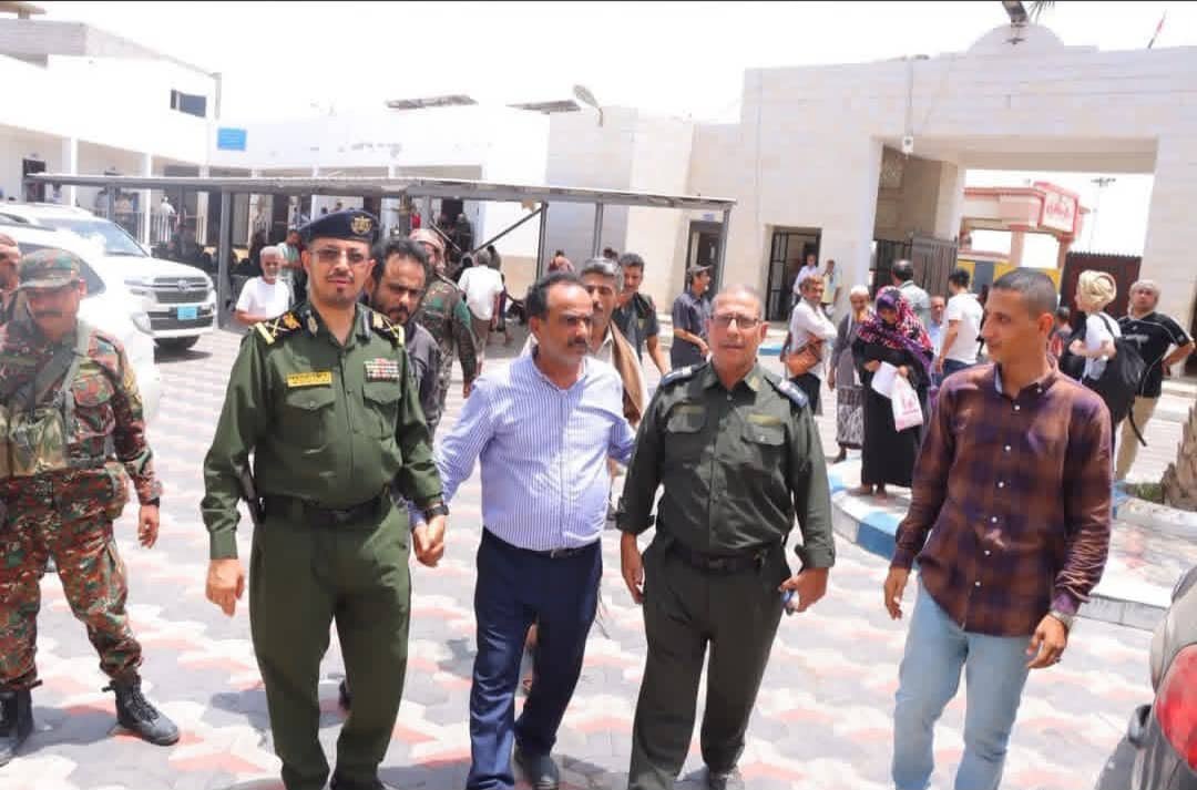 وكيل وزارة الداخلية ومدير عام خور مكسر يطلعان على سير العمل بمركز الأحوال المدنية والسجل المدني Image