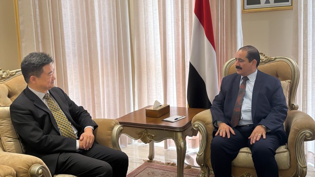 وزير الداخلية يبحث مع القائم بأعمال السفارة الصينية أوجه التعاون المشترك في المجال الأمني Image